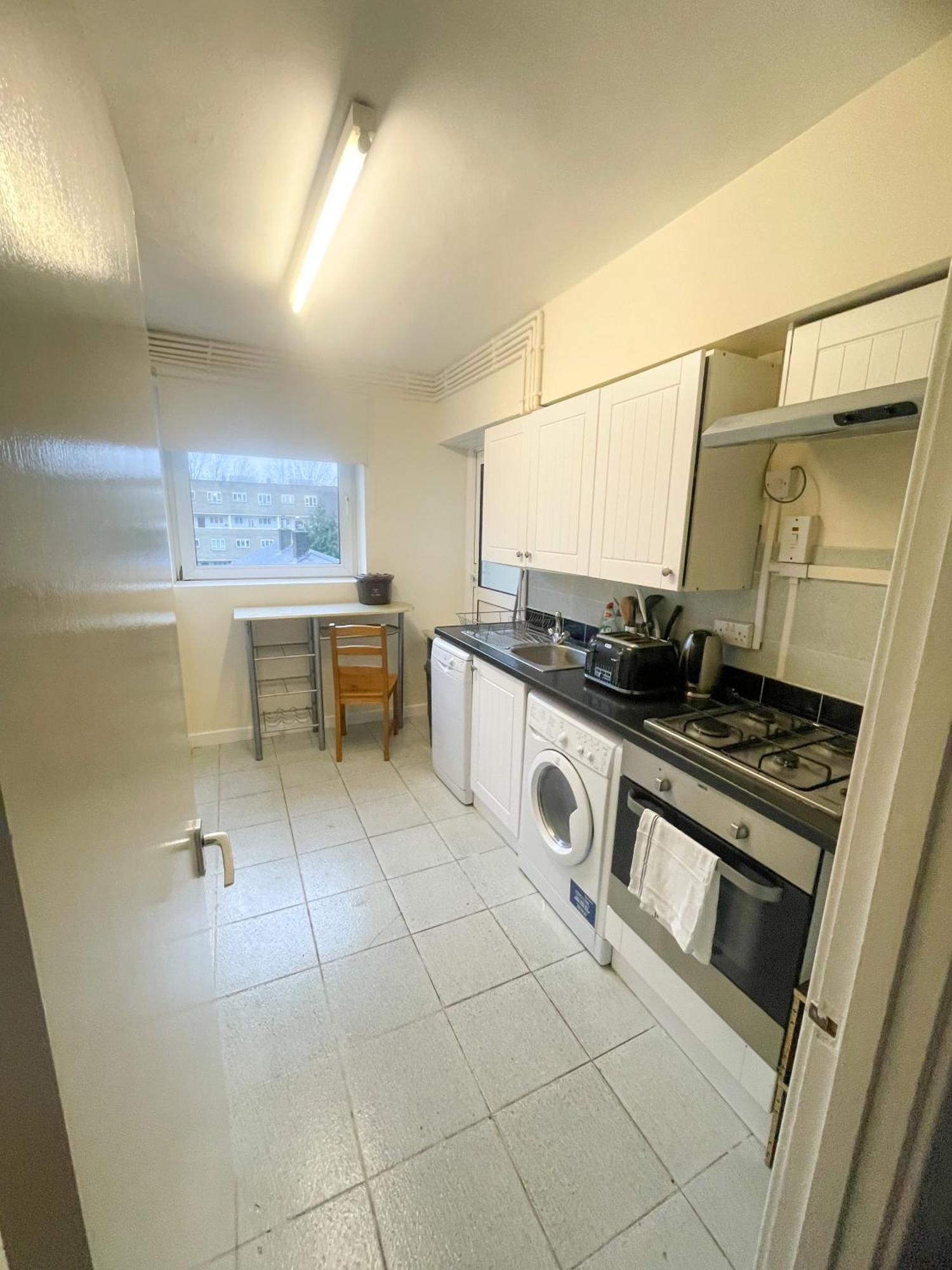 Flat F, 266 Bethnal Road Londra